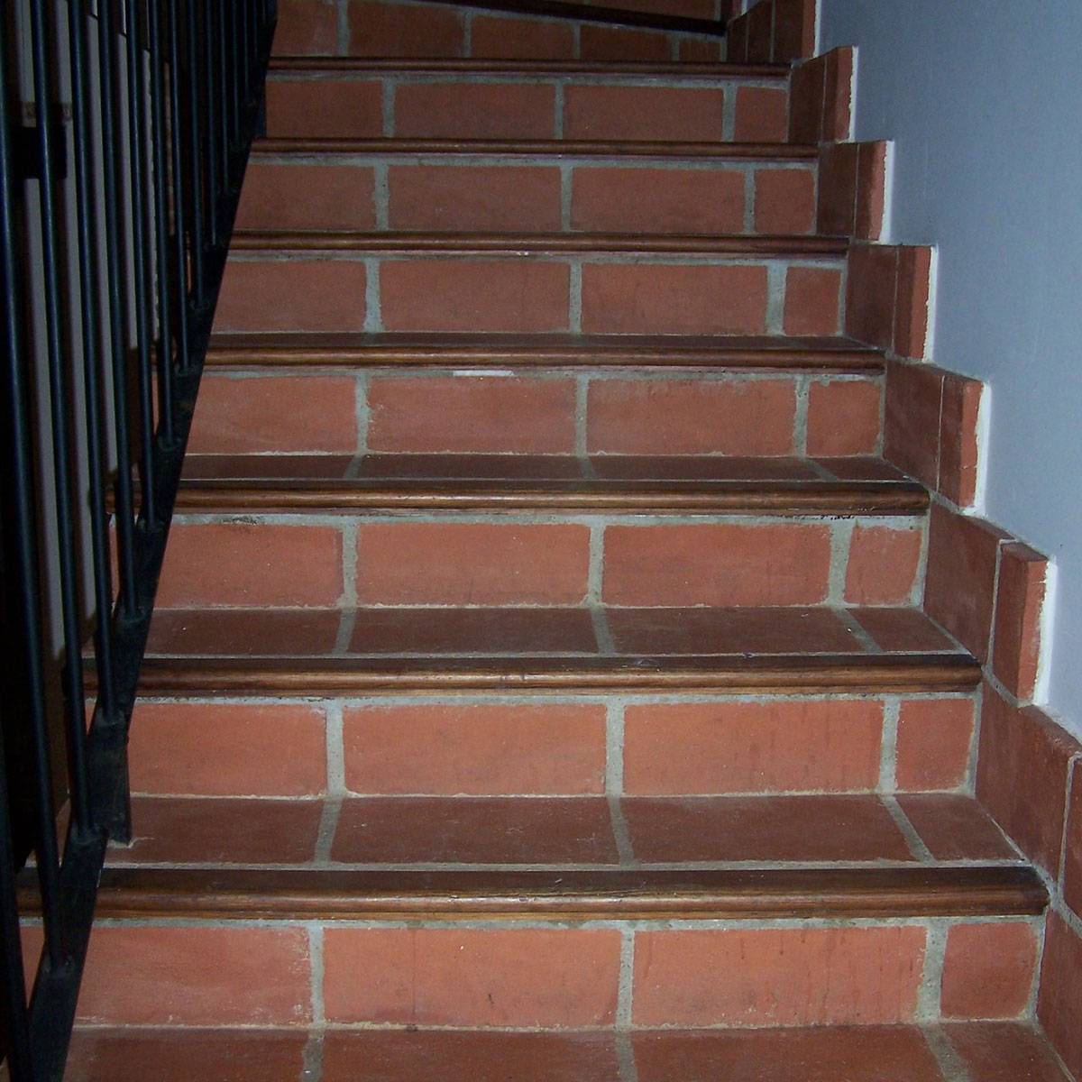 Interior con pavimento Baldosa Rustica Roja 14x28.5