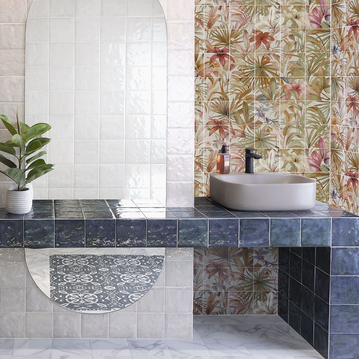 Baño con revestimiento Mahon Bahia 15x15
