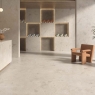 Interior con pavimento Stratos Breccia Mud 100x100
