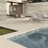 Exterior con revestimiento Wabi Sabi Stru Travertino Brescia Antideslizante 60x120
