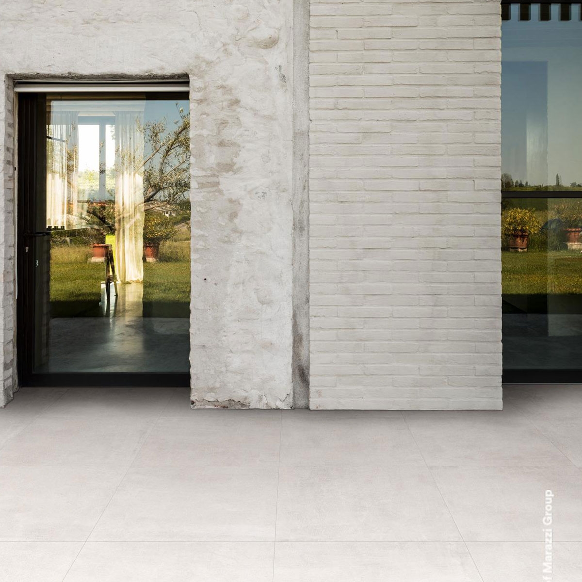 Exterior con Pavimento Cementum20 Ash Antideslizante 60x60