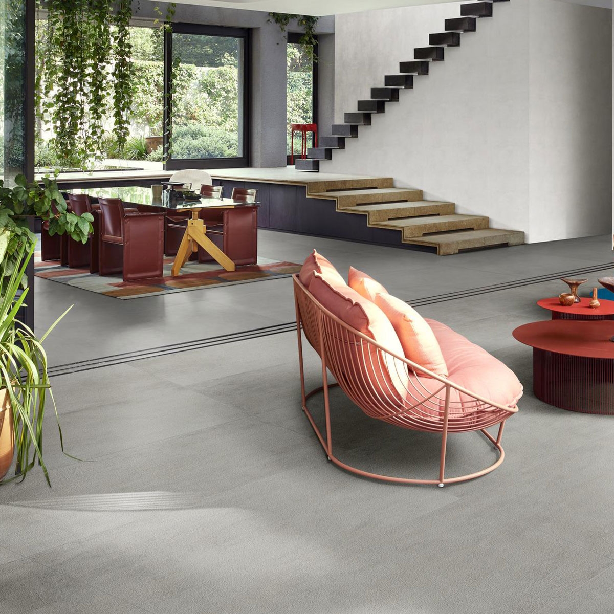 Interior con Pavimento Cementum20 Lead Antideslizante 60x120