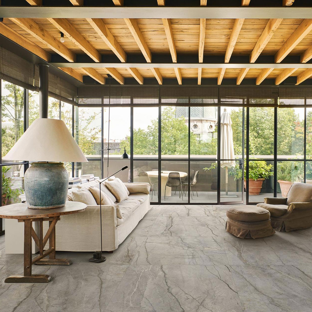Interior con Pavimento Cementum20 Nickel Antideslizante 120x120