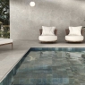 Piscina con pavimento Wabi Sabi Stru Taupe Antideslizante 60x120