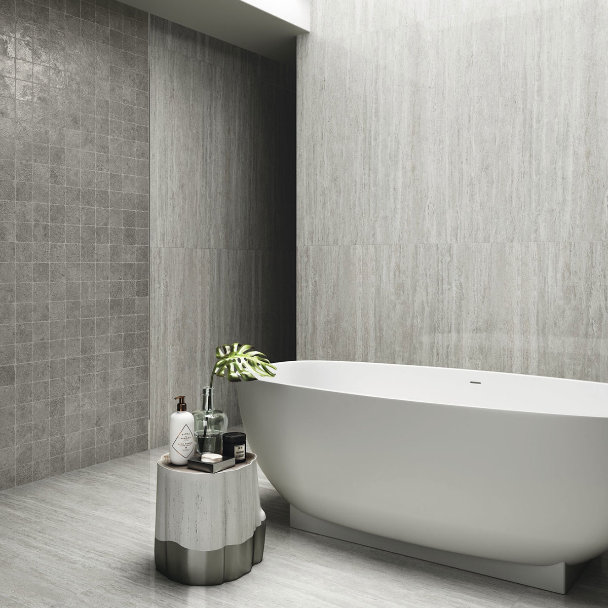 Baño con pavimento y revestimiento Wabi Sabi Stru Travertino Silver Antideslizante 60x120