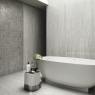 Baño con pavimento y revestimiento Wabi Sabi Stru Travertino Silver Antideslizante 60x120
