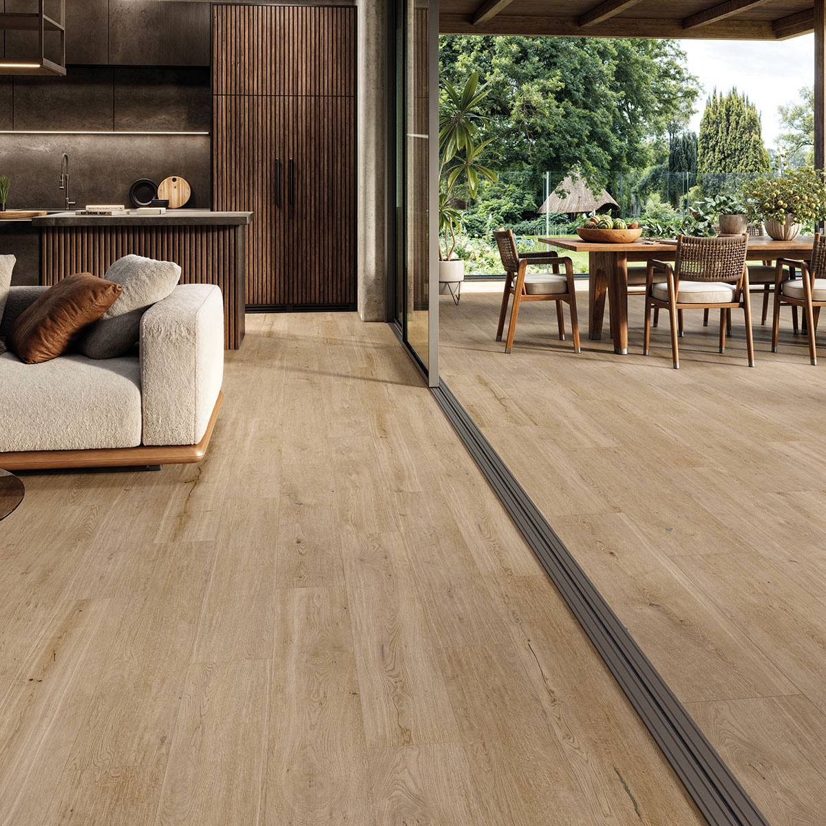Interior con pavimento Rovere Ombre Oak 20x120