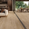 Interior con pavimento Rovere Ombre Oak 20x120