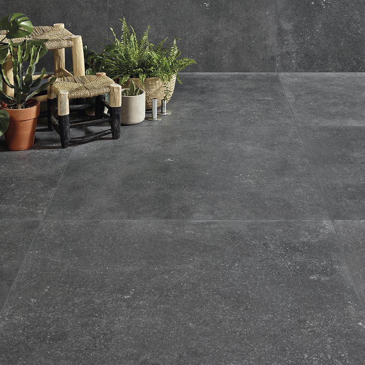 Exterior con pavimento Eternal Stone Dark Antideslizante 100x100x2 (Caja 1m2)