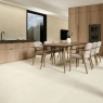 Interior con pavimento y revestimiento Rebel Cream Mate 60x120