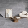 Interior con pavimento y revestimiento Rebel Pearl Mate 60x120
