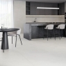Cocina con pavimento y revestimiento Noa White 100x100