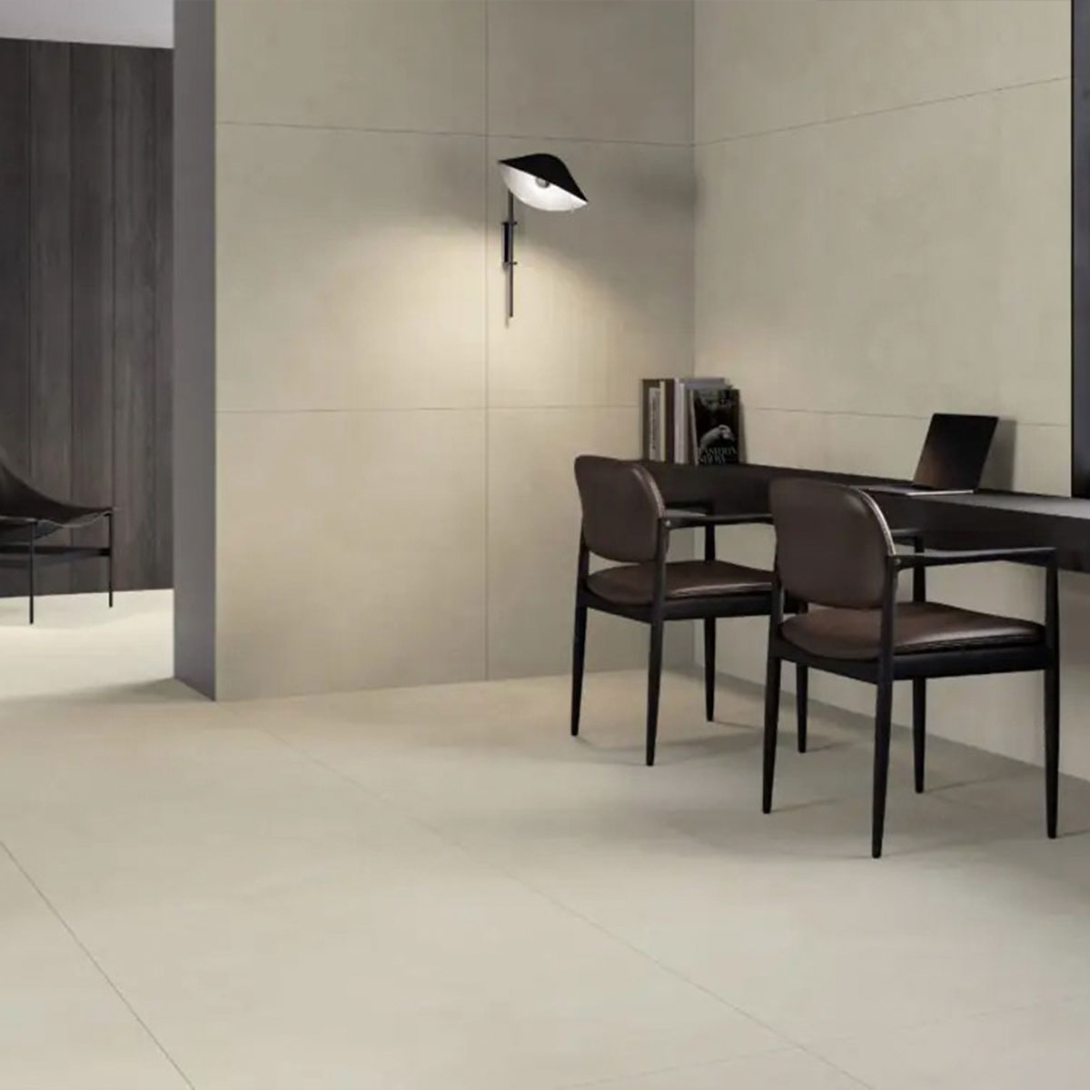 Interior con pavimento y revestimiento Noa Cream 100x100