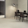 Interior con pavimento y revestimiento Noa Cream 100x100