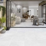 Interior con pavimento Hardblue White 60x60