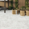 Exterior con pavimento Highlands Light Antideslizante 100x100x2
