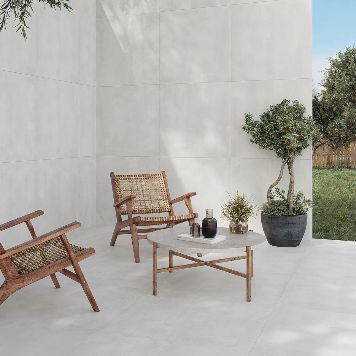 Exterior con pavimento y revestimiento Lightcrete White 100x100