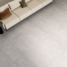Interior con pavimento Lightcrete White 100x100