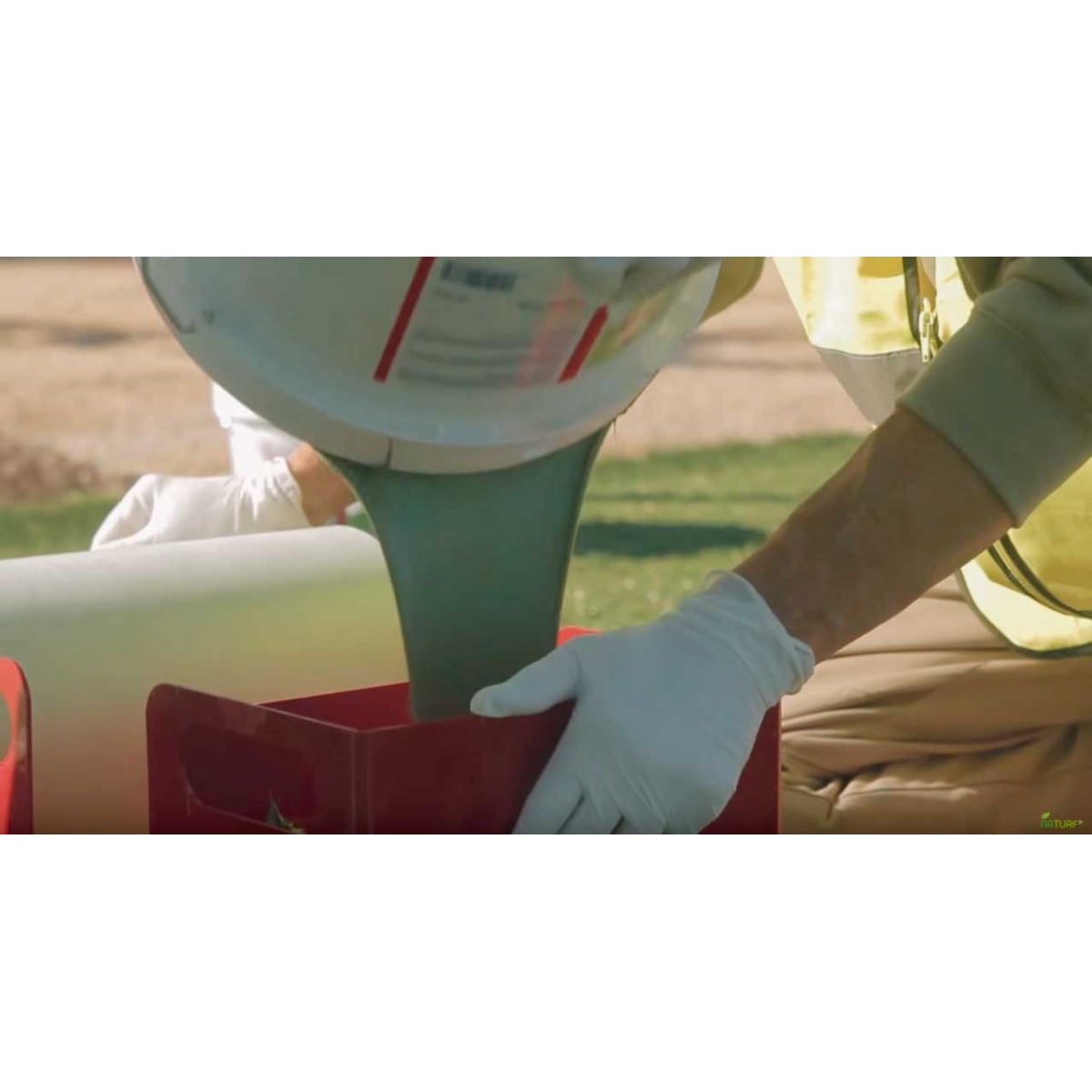 Green two-component polyurethane glue for artificial grass