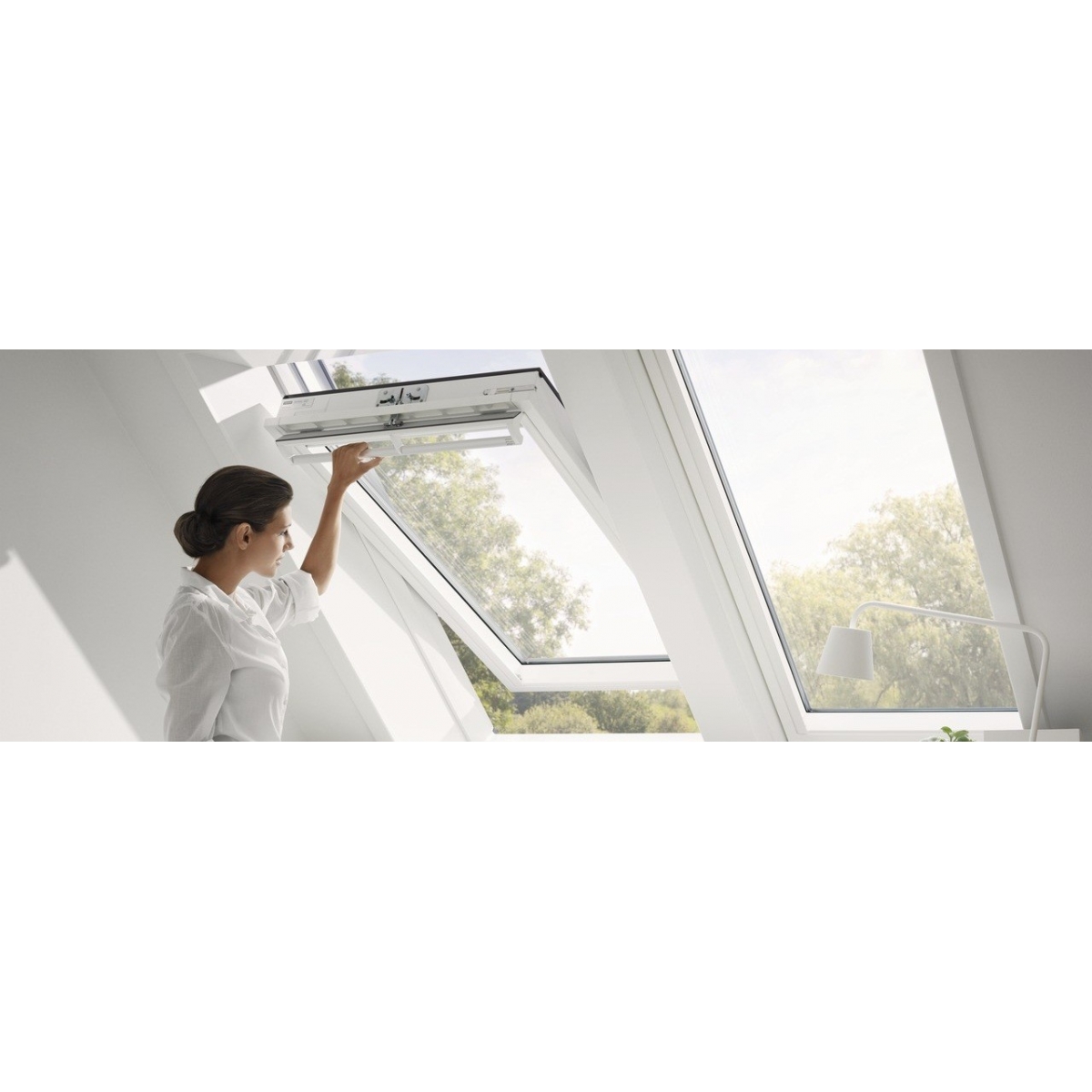 Velux Ventana giratoria acabado poliuretano blanco