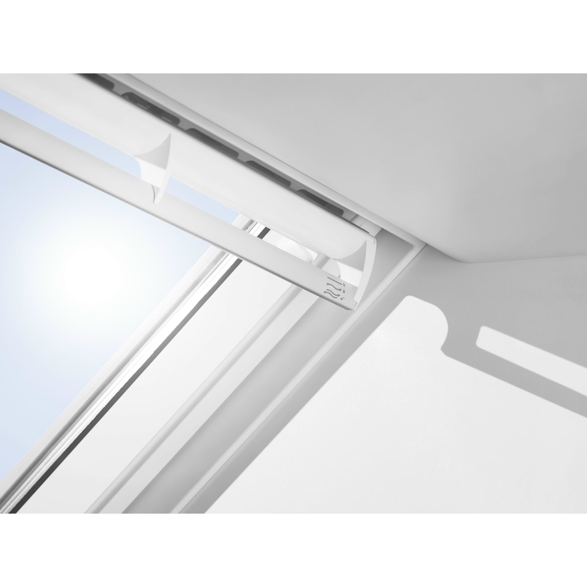Ventana para tejado giratoria de Velux acabado poliuretano blanco Velux