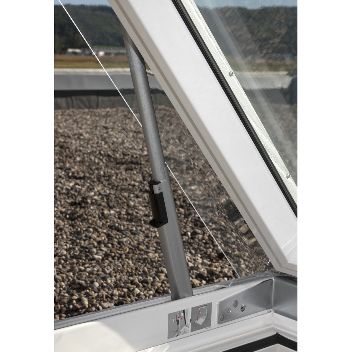 Velux Flaches überdachtes Fenster mit Ausgang zum Deck