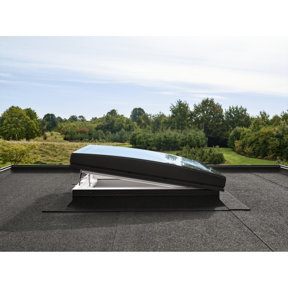 Ventana fija de cubierta plana con cúpula curva de vidrio Velux