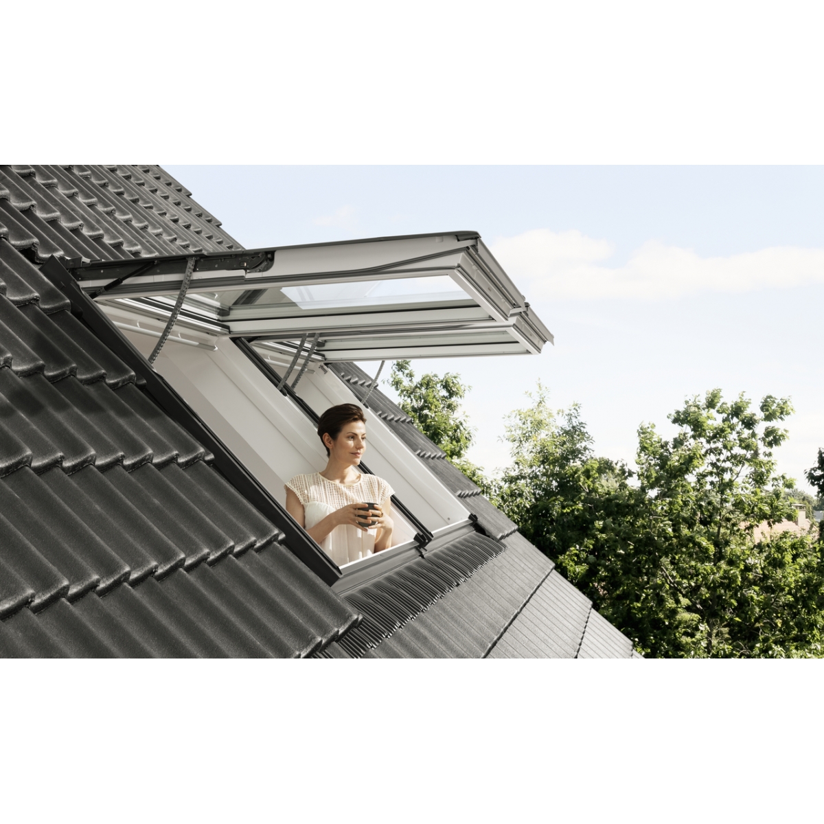 Velux - Foto des hervorstehenden Fensters mit weißer Polyurethan-Oberfläche