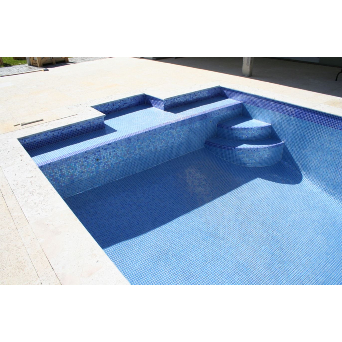 Detalle piscina con revestimiento Gresite colores niebla en azul