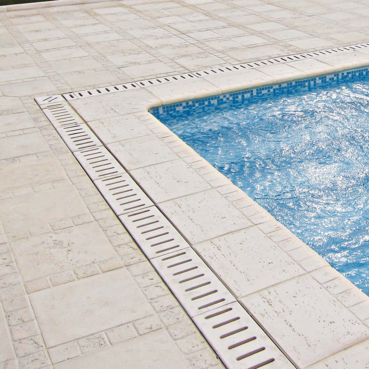 Trena square pool edge