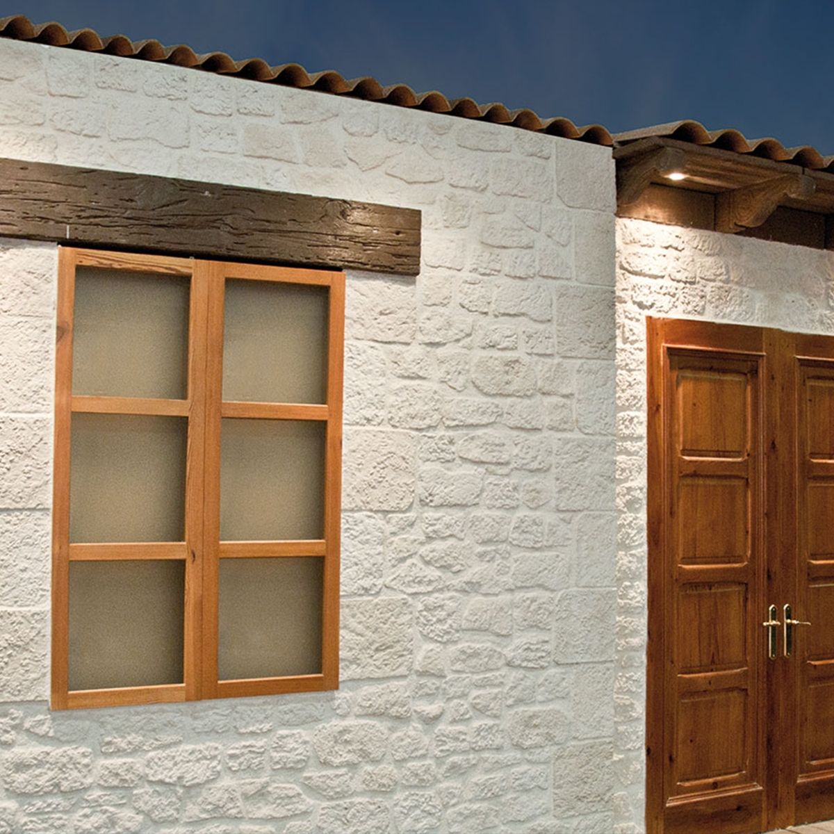 Cortijo cru com imitação de revestimento de pedra - Revenmientos Verniprens