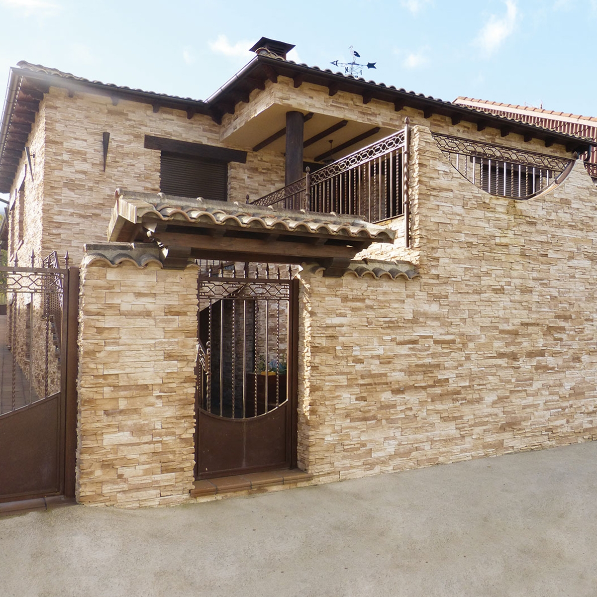 Verniprens - Concrete tile cladding - Hazelnut embankment stone imitation cladding