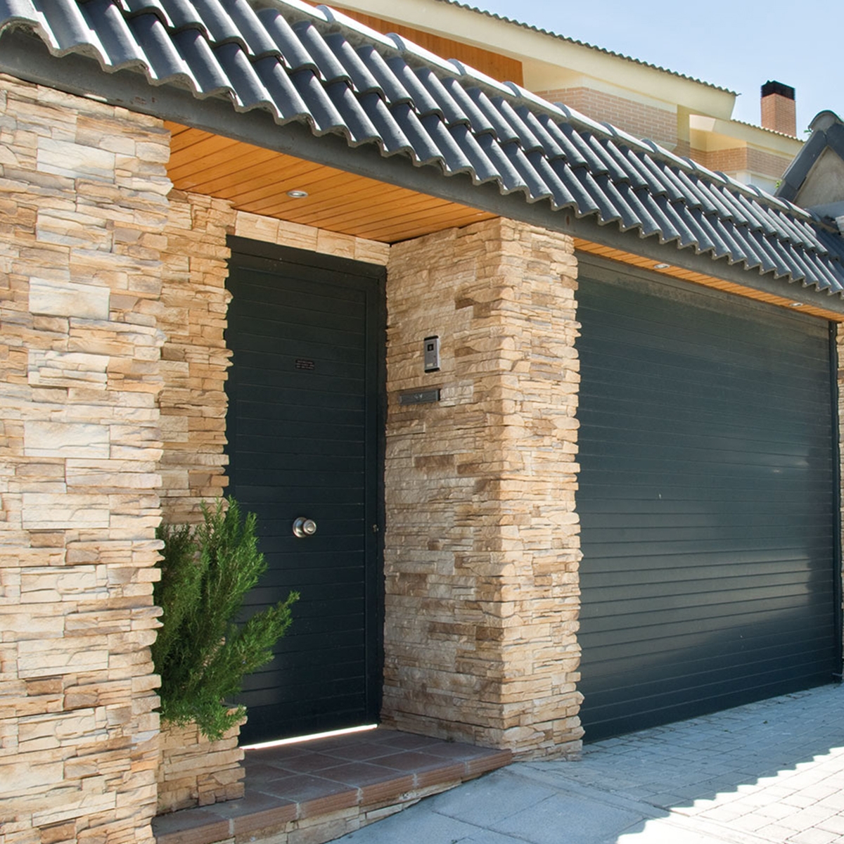 Verniprens - Foto von Varadero-Haselnuss-Imitat-Steinverkleidung