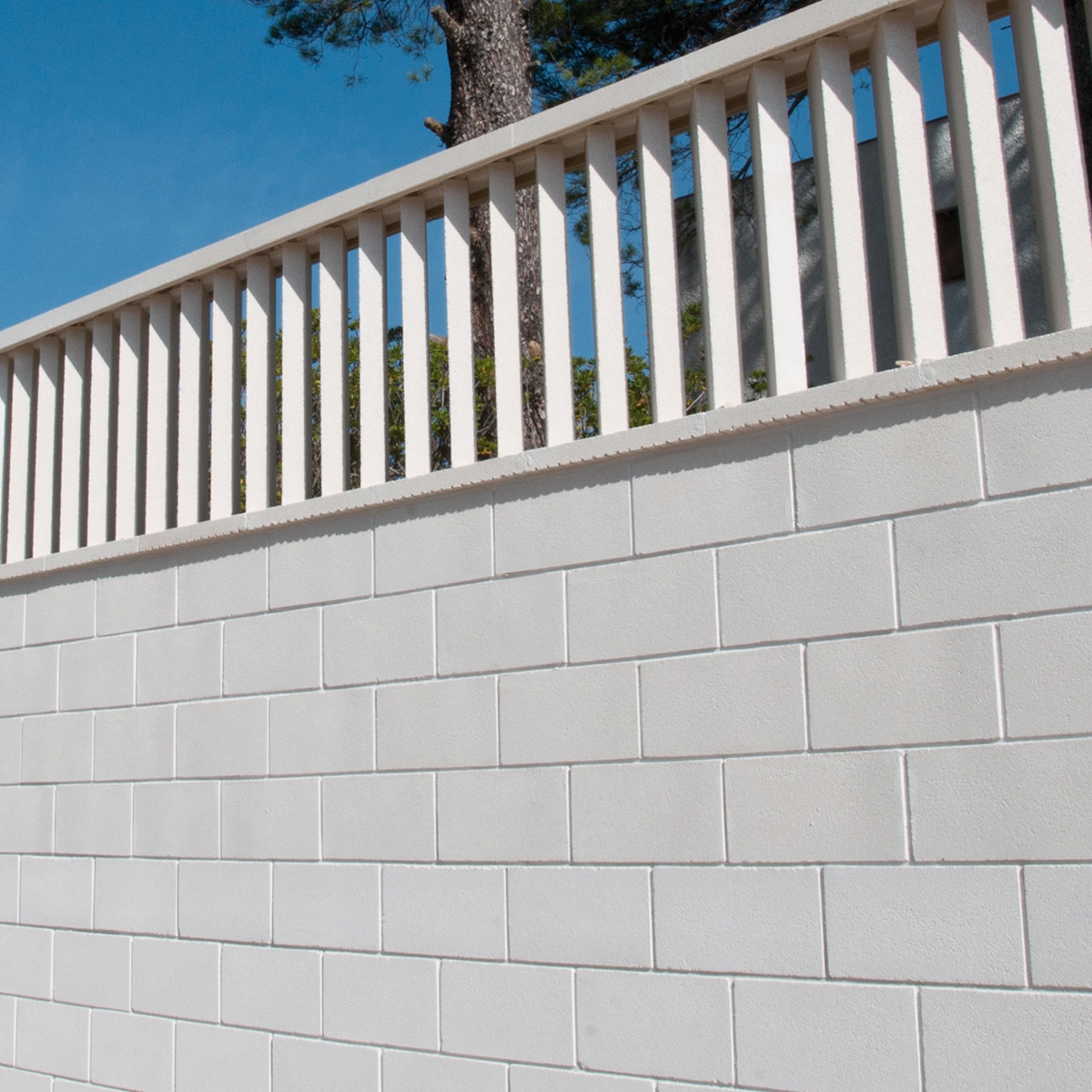 Prefabricated concrete windscreen for balustrade