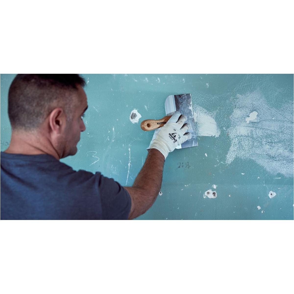 Travailler avec la spatule américaine Bellota l’acier inoxydable 5895