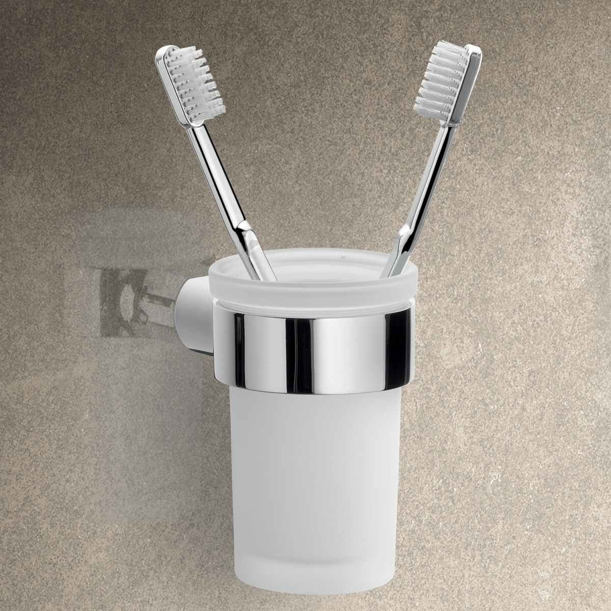 Fotografias de ambiente do suporte para escova de dentes Pirenei Chrome [51361].