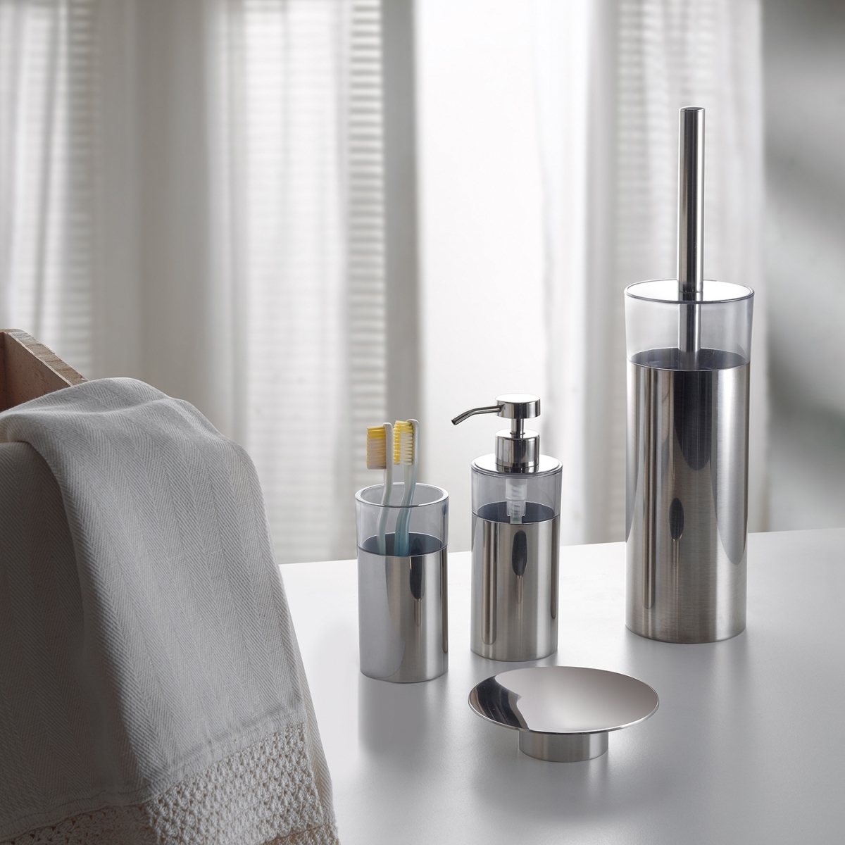 Foto de Betty Chrome Brush Holder