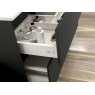 Fotografias de ambiente do móvel de casa de banho suspenso Luton de 80 cm de largura em preto mate com lavatório integrado [5374