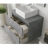 Pormenor do móvel de casa de banho suspenso Dundee de 60 cm de largura na cor Cimento com lavatório integrado