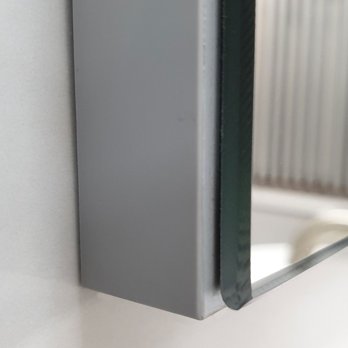 Fotografias de ambiente do móvel de ca2sa de banho suspenso Dundee de 100 cm de largura na cor Cimento com lavatório integrado [