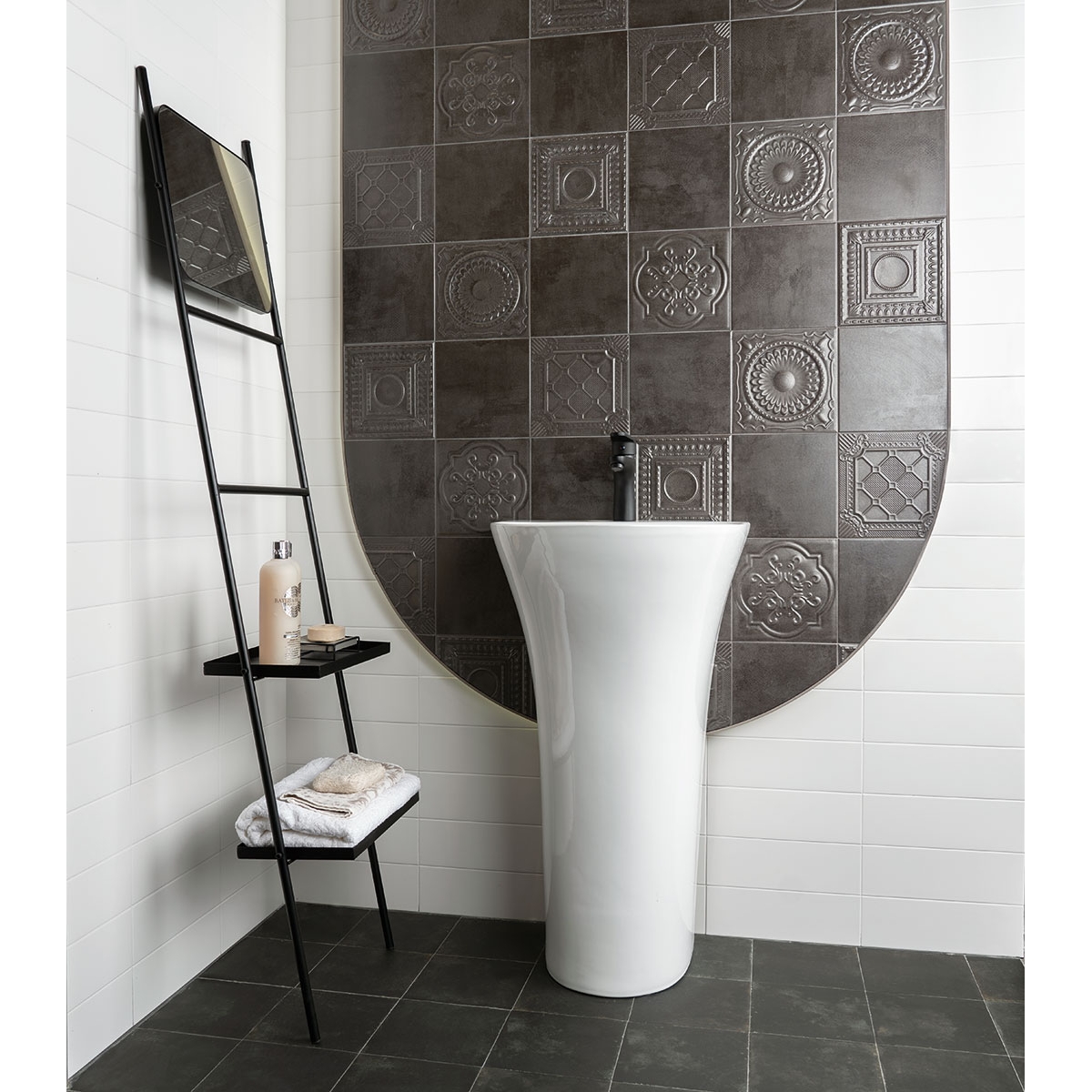 Amb-relief-argent-mainzu1