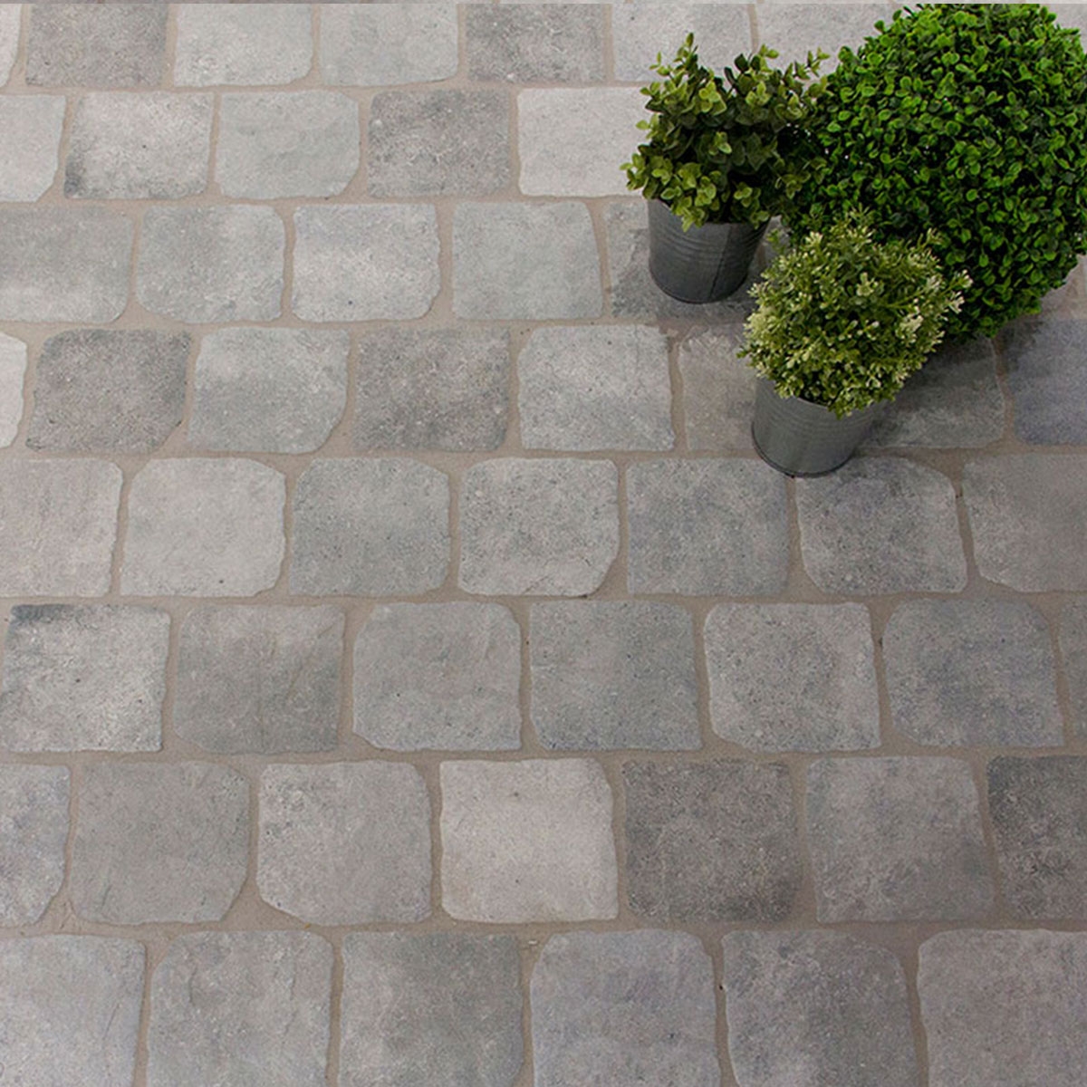 Revêtement de sol extérieur de couleur nacrée.