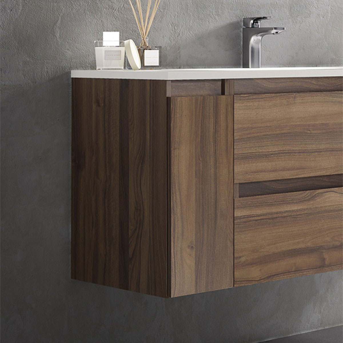 mueble de baño con lavabo sobre encimera madera