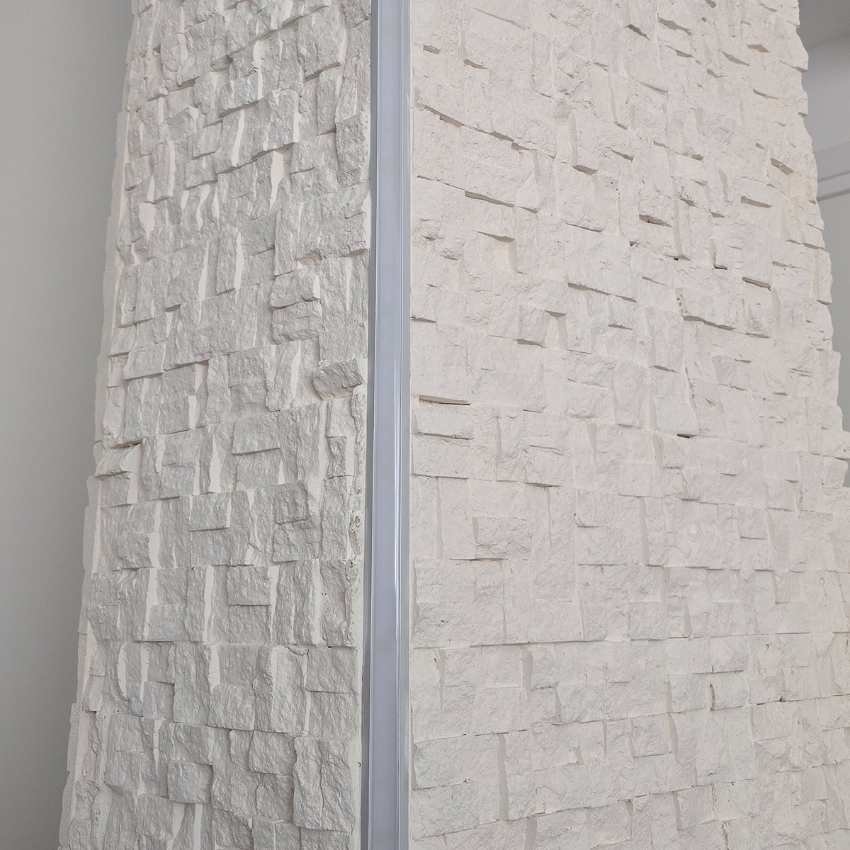 revestimiento imitación piedra trento verniprens con tira led