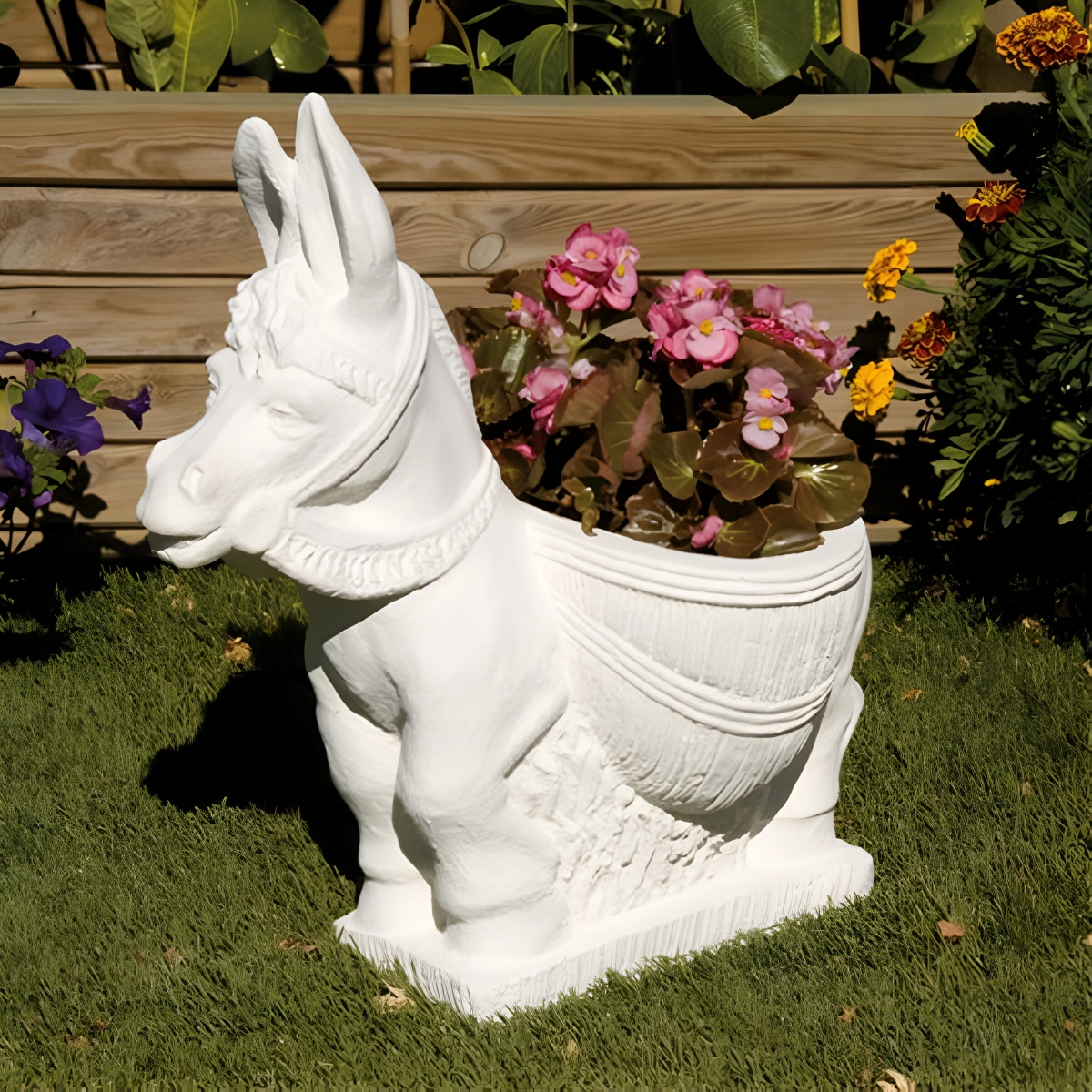 Figurine de burrito dans le jardin