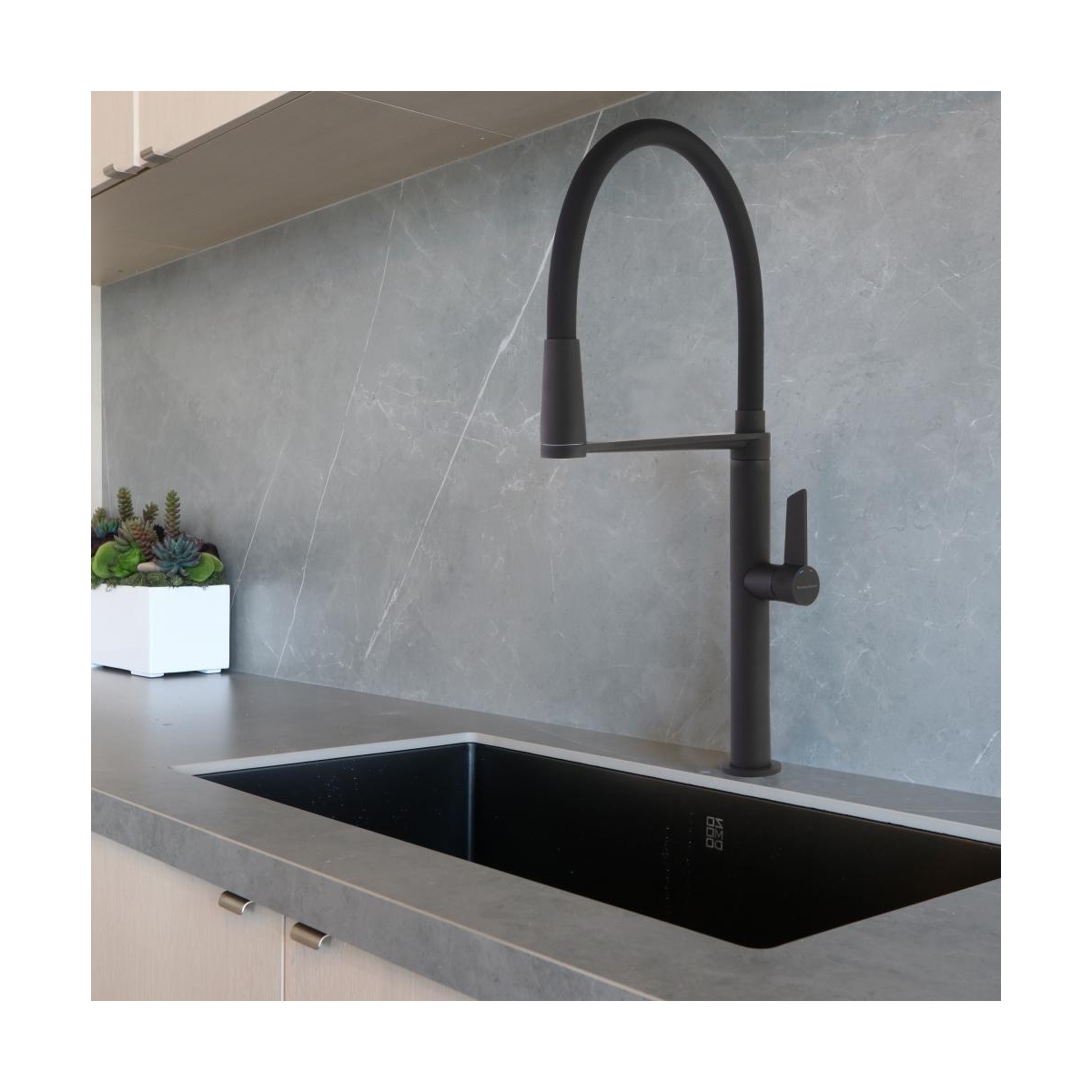 Grifo monomando con caño flexible y maneta plana para cocina de la Serie Kitchen Magnet de Ramón Soler ambiente