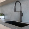 Einhebel-Wasserhahn mit flexiblem Ausguss und flachem Griff für die Küche aus der Kitchen Magnet Series von Ramón Soler ambiente