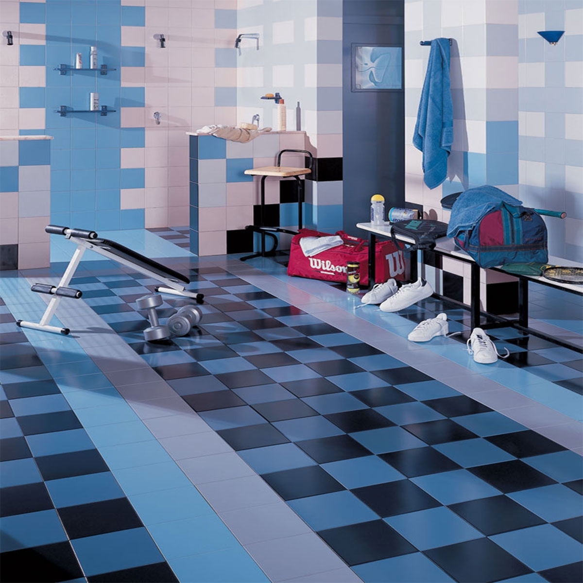 Interior de un gimnasio con revestimiento Satinado Negro Mate 25x75