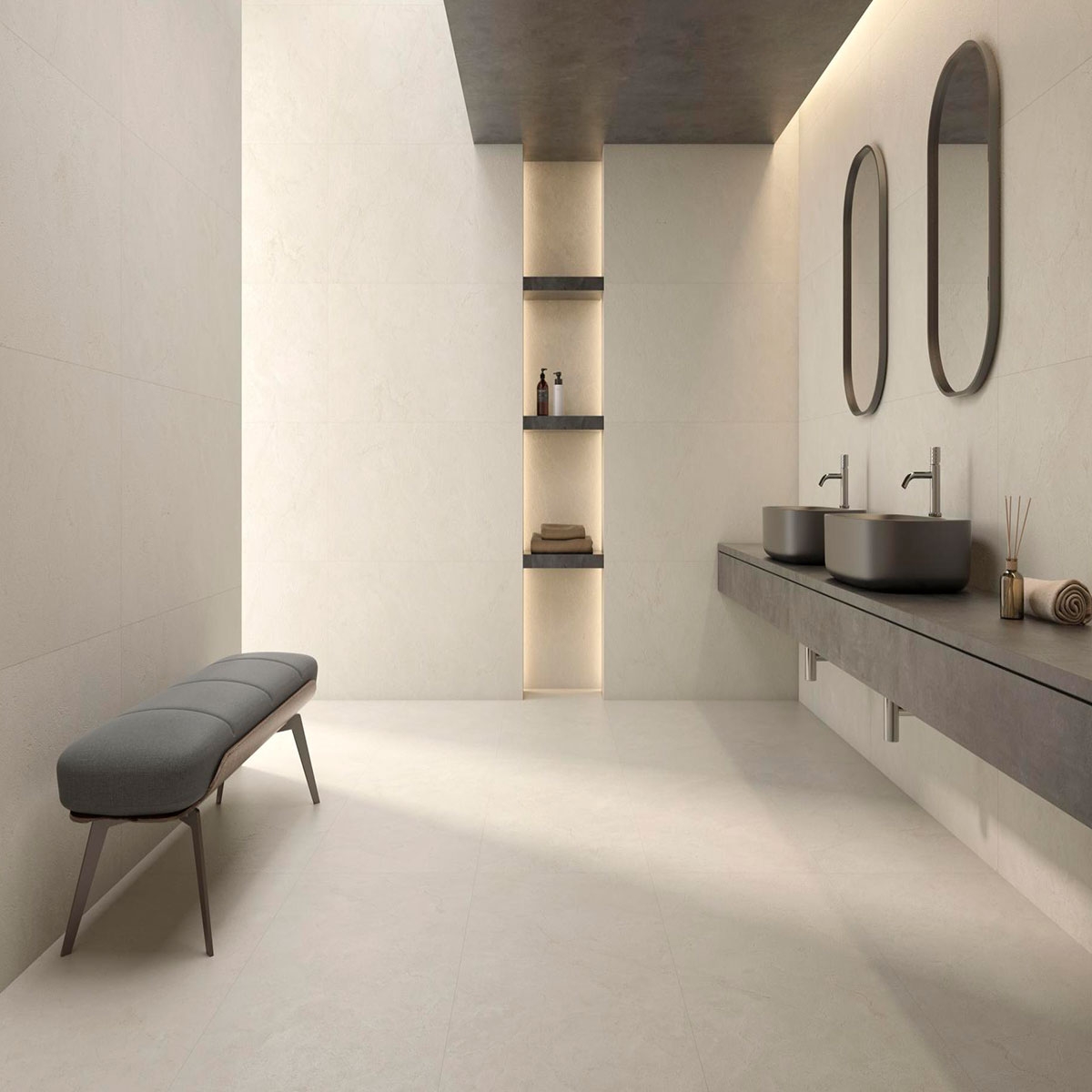 Casa de banho com pavimento mate Crema Marfil 60x120