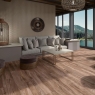 Interior y exterior con pavimento Rovere Brown Antideslizante 20x120